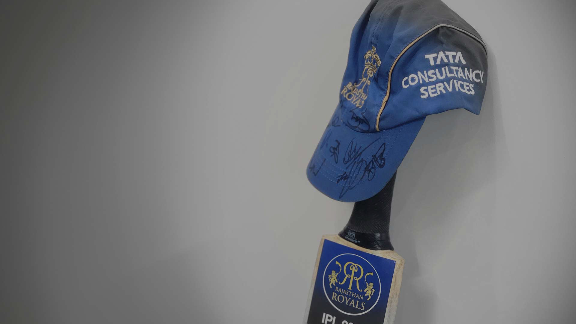 Autographed Rajasthan Royals team livery and bat 